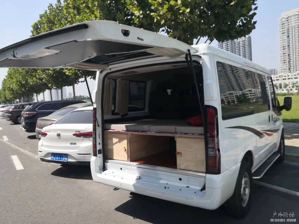 后床是两个边箱中间棚板