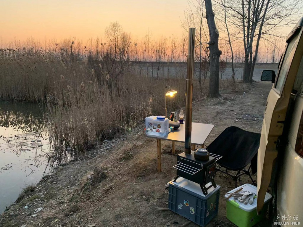 太阳下山了，点起营地灯，有不一样的气氛