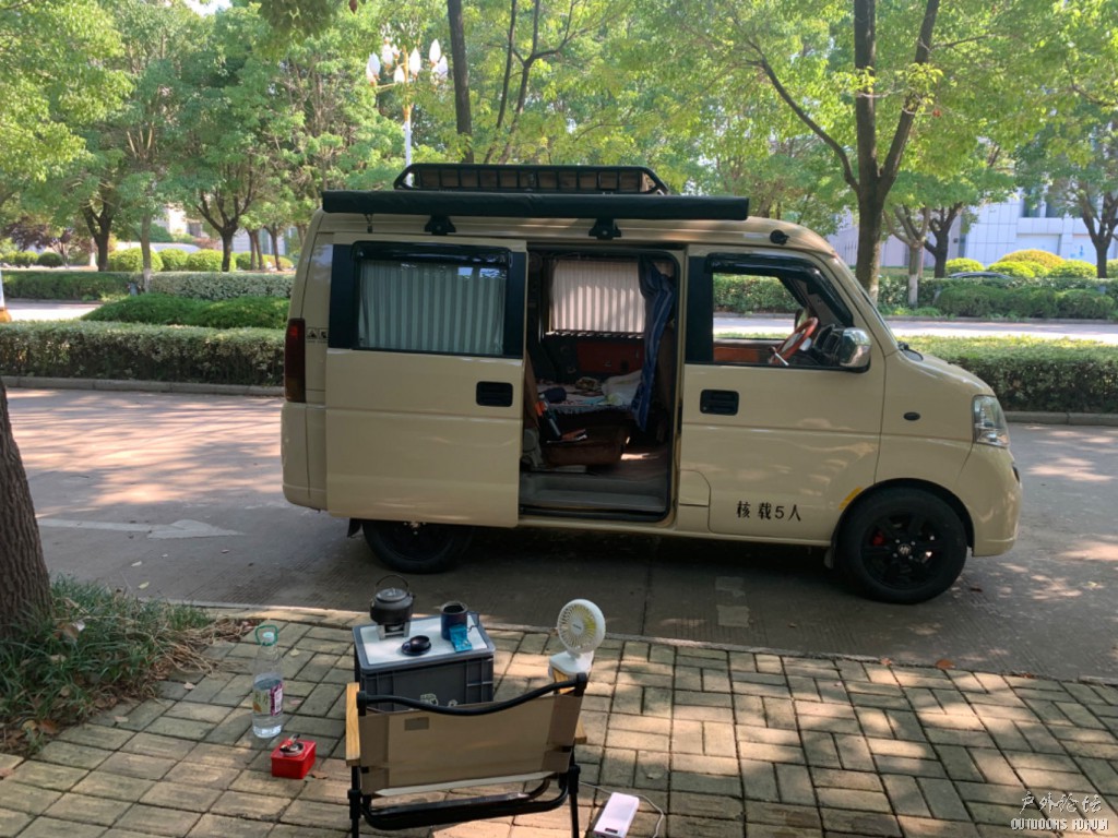 林荫道，车少人少，摆摊泡茶，舒服一时是一时