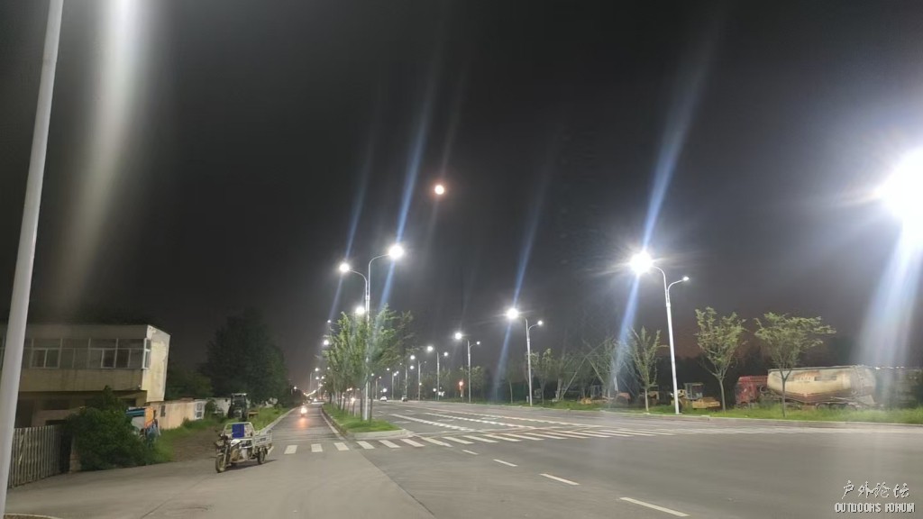宽阔的大马路，好多骑车的出来骑行，月亮也升起来了